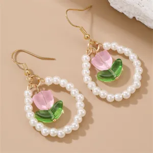 Encantadores pendientes de perlas con colgantes de tulipán rosa y ganchos dorados mujer.
