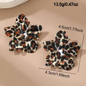 Schicke Damen Ohrstecker aus Metall mit Leopardenmuster Blumen Design und Perlen.