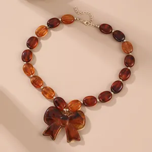 Retro Bernstein Harz Perlen Halskette mit eleganter Schleife Anhänger für Damen Schmuck.