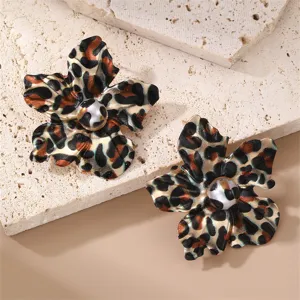 Modische leopardengemusterte Blumen Metall Ohrstecker fur Damen Schmuck Detail Ansicht