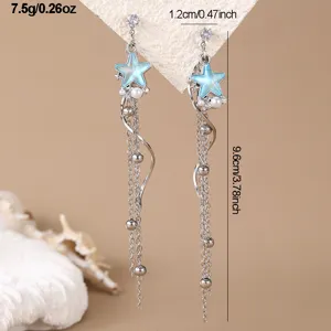 Eleganti orecchini a lobo con napphe di stelle, strass brillanti e ciondoli a conchiglia blu.