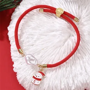 Detailaufnahme des roten Weihnachts-Geflechtarmbands mit Barockperle und Schneemann.