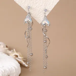 Orecchini pendenti lunghi con coda di pesce e nappe, gioielli eleganti di design per donne.
