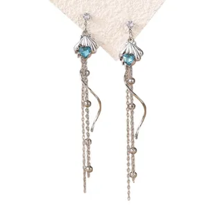 Orecchini pendenti con nappine coda di pesce, elegante design cuore strass blu, gioiello moda chic.