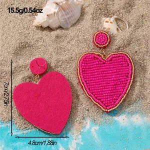 Orecchini a cuore con perline rosa vista dettaglio, con indicazione delle dimensioni e finitura.