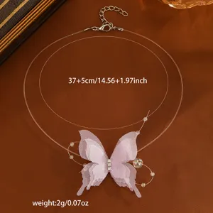 Transparente Angelsehne Choker Halskette mit zarten rosa Schmetterling Anhänger Details.
