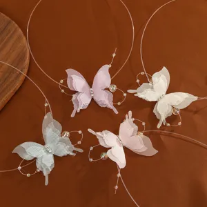 Detailansicht der mehrlagigen Schmetterling Choker Halskette mit Kristall und feinen Perlen.