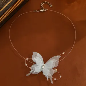 Detailansicht der transparenten Angelschnur-Halskette mit zartem blauem Schmetterling.