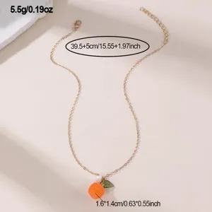 Goldfarbene Kette mit süßem Orangen-Frucht-Anhänger und grünem Blatt für Damen und Mädchen.