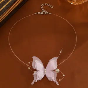 Zarte transparente Schmetterlingskette mit rosa Tüll-Flügeln und glänzenden Strasssteinen.