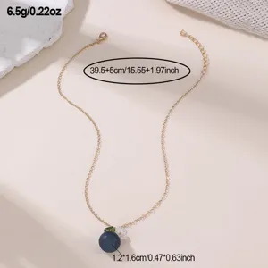 Detailansicht der zarten Frucht-Anhänger-Halskette mit Kette und Beeren-Charme im Fokus.