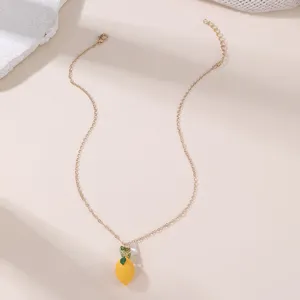 Detailansicht der süßen Zitronen Anhänger Goldkette Halskette, trendiger Frucht Modeschmuck.