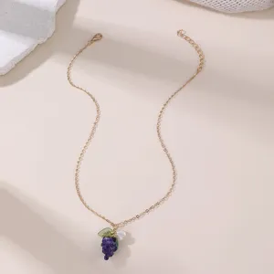 Zarte Kette mit lila Trauben Anhänger und grünem Blatt, elegante Damenhalskette in Gold.