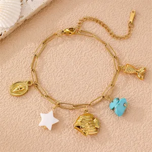 Detailaufnahme eines Boho-Meeres-Charm-Armbands mit Fisch-, Seestern- und Türkis-Anhängern.