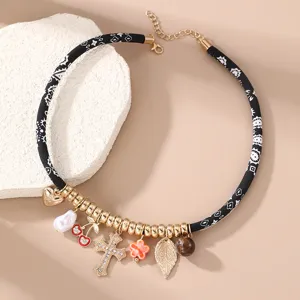 Detailansicht der Damen Mode Mehrfach Anhänger Halskette mit schwarzem Kordel und Perlen.