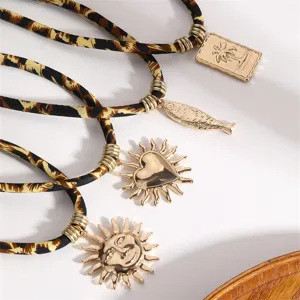 Leopard Muster Stoff Kordel Halskette mit trendigen vergoldeten Anhängern für Damen.