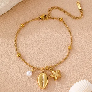 Exquisites ozeaninspiriertes Gold-Armband mit Perlen-, Muschel- und Seestern-Anhänger für Damen.