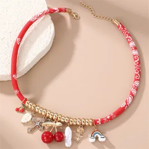 Rote Stoff Paisley Choker Halskette mit Goldperlen und süßen Anhängern Damen Schmuck