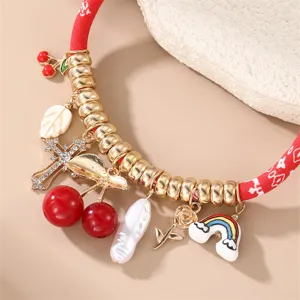 Exquisite Damen Halskette mit rotem Stoffband, Goldperlen und bunten Anhänger Details.