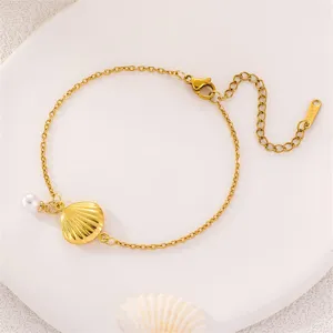 Goldfarbenes Muschel Perlen Armband Detailansicht eleganter Strandstil Modeschmuck