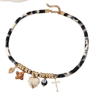 Leopardenmuster Choker Halskette für Damen mit goldenen Perlen und süssen Anhängern.