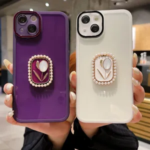 Vista dettagliata della custodia con supporto a tulipano in perle e protezione fotocamera.