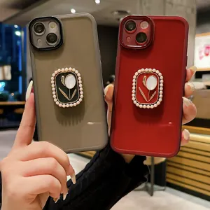 Primo piano del dettaglio elegante della custodia per telefono con tulipano di perle, design.