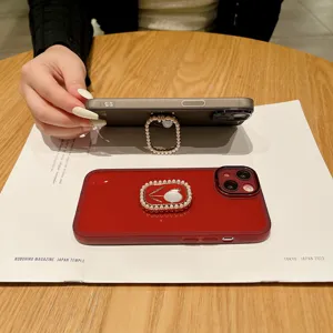 Vista dettagliata della custodia per cellulare con elegante supporto ad anello di perle.