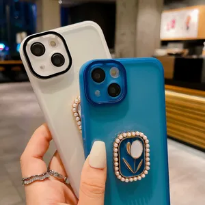 Primo piano di eleganti custodie per telefono con supporti di perle a tulipano per dettagli.