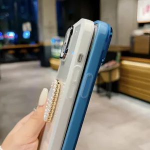 Dettaglio custodia per telefono con perle e supporto ad anello per smartphone