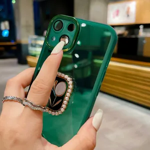 Dettaglio della cover verde con supporto ad anello a tulipano di perle per una presa sicura.