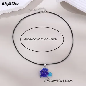 Nahaufnahme des blauen Glasfisch-Anhängers an einer schwarzen Kordelkette mit Maßangaben.
