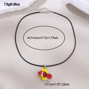 Details der stilvollen schwarzen Wachsschnur roter Glasfisch Anhänger Halskette mit Kette.