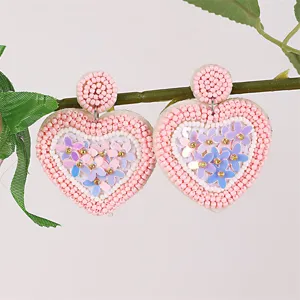 Orecchini a cuore in perline fatti a mano con paillettes, dolce stile rosa vista dettagli.