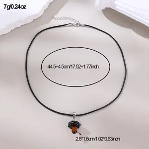 Detailansicht der stilvollen Glas Pilz Anhänger Halskette mit schwarzer Wachskordel.