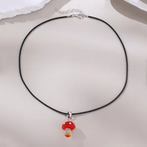 Detailansicht der schwarzen Kordelkette mit rotem Glaspilz Anhänger und silberner Verlängerungskette.