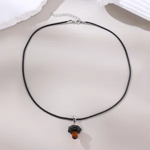 Detailansicht der eleganten Damen Halskette mit schwarzer Kordel und zartem Glasanhänger.