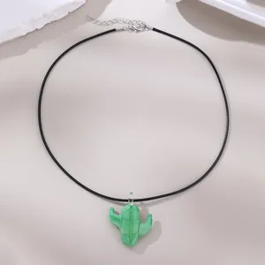 Detailaufnahme der grünen Kaktus Glasanhänger Halskette mit feiner schwarzer Wachskordel.