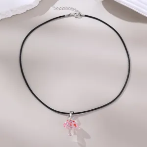 Detailansicht des Glas-Pilz-Anhaengers mit feiner Handwerkskunst und lebendiger rosa Farbe.