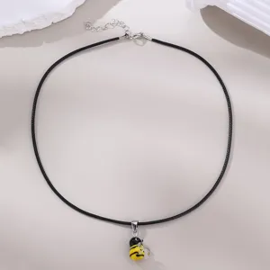 Nahaufnahme der schwarzen Wachskordelkette mit einem niedlichen gelben Bienen-Glasanhänger.