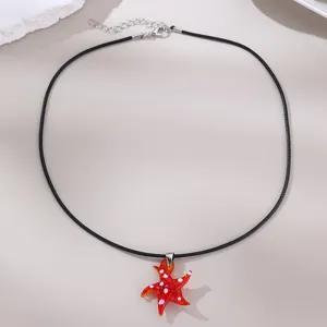 Roter Seestern Glas Anhänger Schwarze Wachskordel Kette Damen Modeschmuck Detailaufnahme