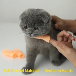 Mini-Vinyl-Fingerhände-Spielzeug für Katzen, das ein süßes graues Kätzchen zeigt