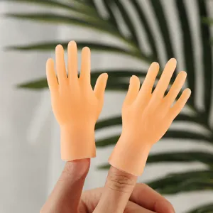 Detailansicht von Mini-Vinyl-Fingerhänden für lustige und humorvolle Haustier-Interaktion.