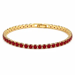 Pulsera de tenis dorada con brillantes piedras de circonita roja en un diseño clásico.