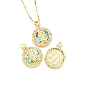 Collar religioso dorado con concha de abulón y colgante redondo de circonita pavé.