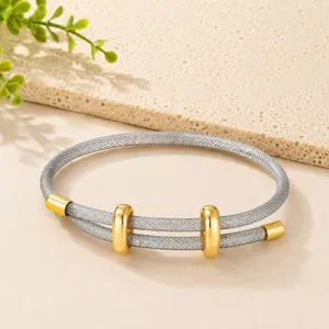Bracciale in metallo a maglia argentata con anelli d'oro, elegante bracciale intrecciato.