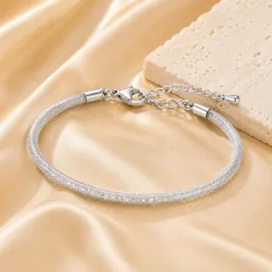 Bracciale in rete di strass argento con chiusura a moschettone e catena di estensione elegante.
