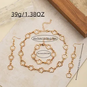 Elegantes goldenes Schmuckset mit hohlen Blumen, Kette, Armband und Ohrringen mit Maßangaben.