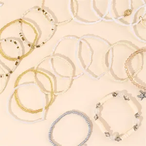 Detailaufnahme von Boho Perlenarmbänder Set mit Muscheln und Seesternen, ideal für Sommertag.
