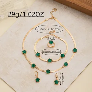 Elegantes vierblättriges Kleeblatt Schmuckset in Gold mit Kette, Armband, Ring und Ohrringen.